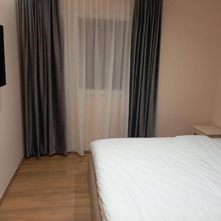 Djakbe Hotel Тирана Екстериор снимка