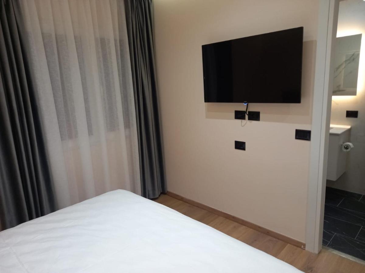 Djakbe Hotel Тирана Екстериор снимка